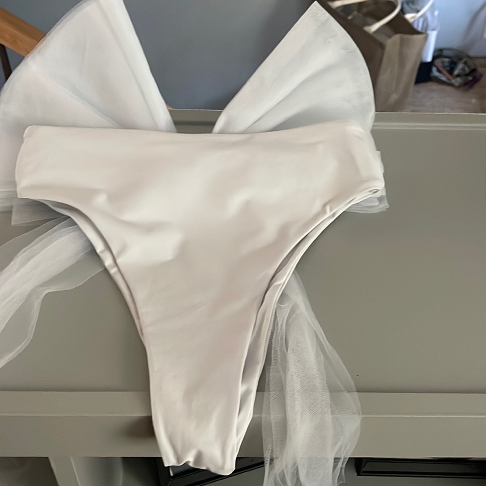 437 bow bridal bottom